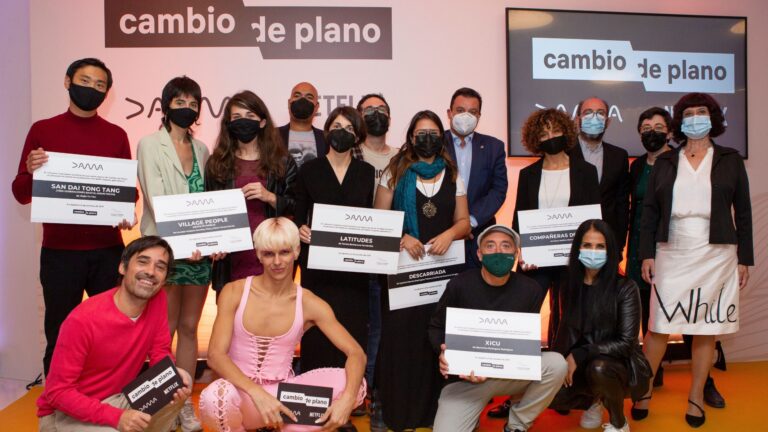 ‘Compañeras de Viaje’, ‘Descarriada’, ‘Latitudes’, ‘San Dai Tong Tang’ y ‘Village People’, ganadores del concurso ‘Cuéntanos las historias que nadie cuenta’, organizado por DAMA y Netflix