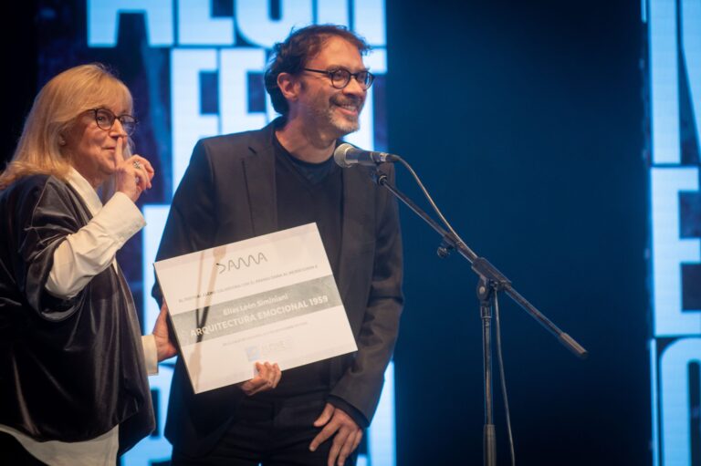 Elías León Siminiani recibe el Premio DAMA al mejor guion en ALCINE 51