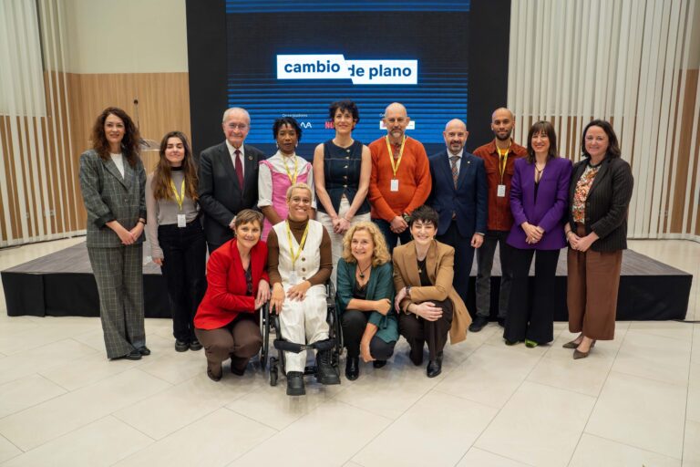 DAMA y Netflix, con la colaboración del Ministerio de Inclusión, celebran el pitch final de los proyectos de Cambio de Plano en el Festival de Málaga, promoviendo la diversidad y la inclusión en el audiovisual