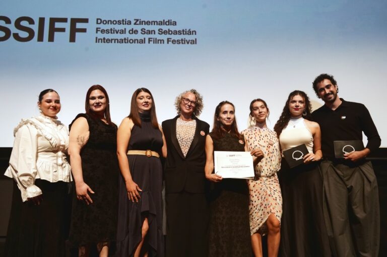 Alessandra Sanguinetti se alza con el Premio DAMA de la Juventud en la 74ª edición del Festival de San Sebastián