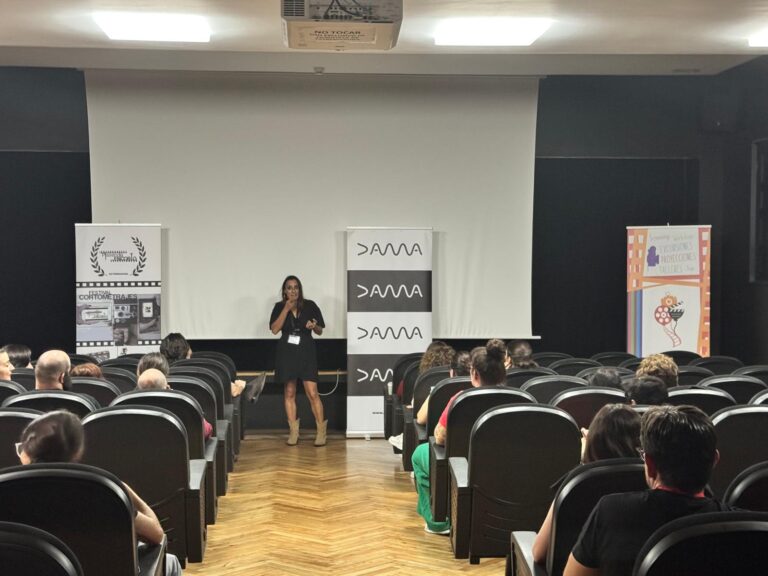 DAMA patrocina los encuentros con profesionales en Plasencia Encorto 2026